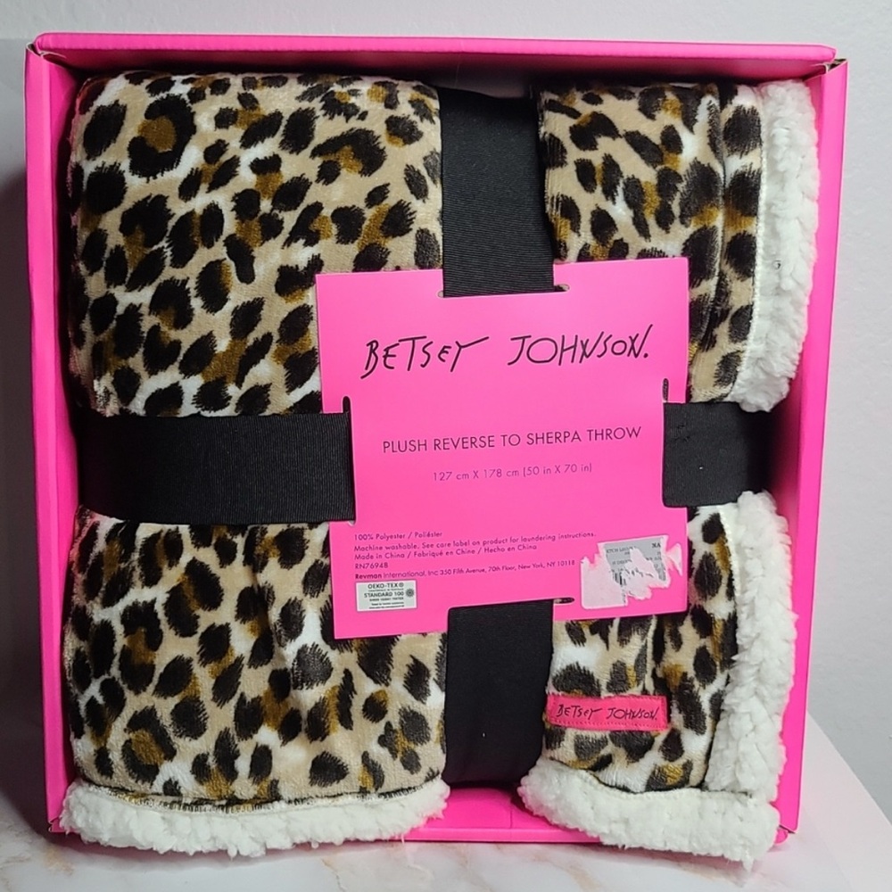 Betsey johnson plush leopard reverse to sherpa throw blanket NEW IN BOX bottom